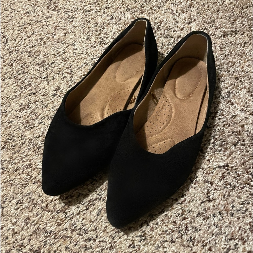 Lightly worn black flats 🖤